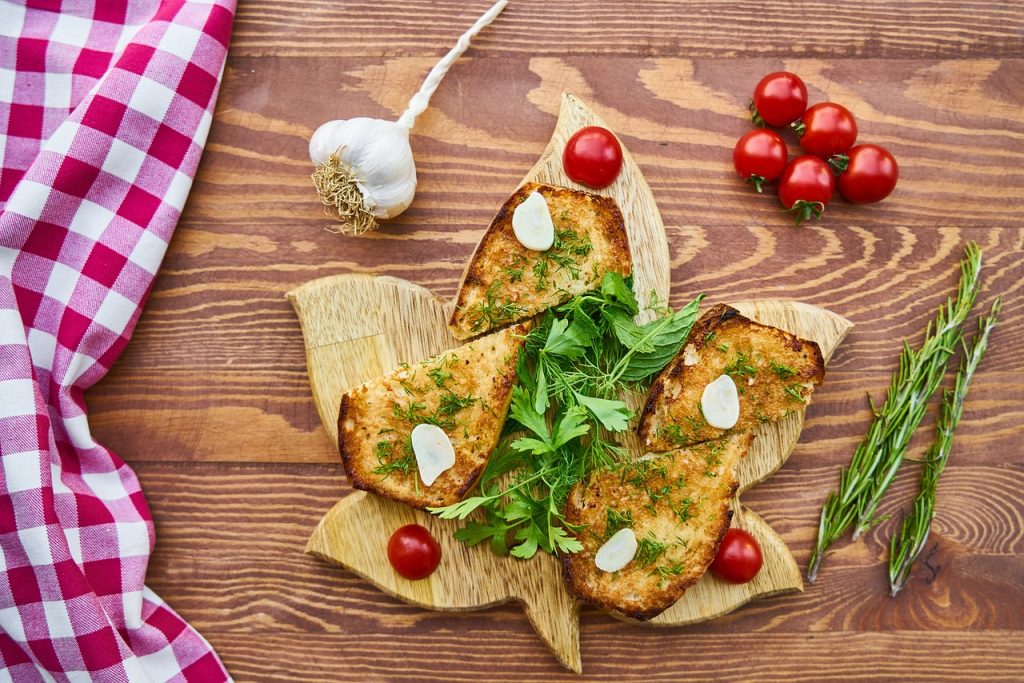 From Oven-Baked To Grilled: 4 Ways To Make The Best Texas Toast Garlic Bread